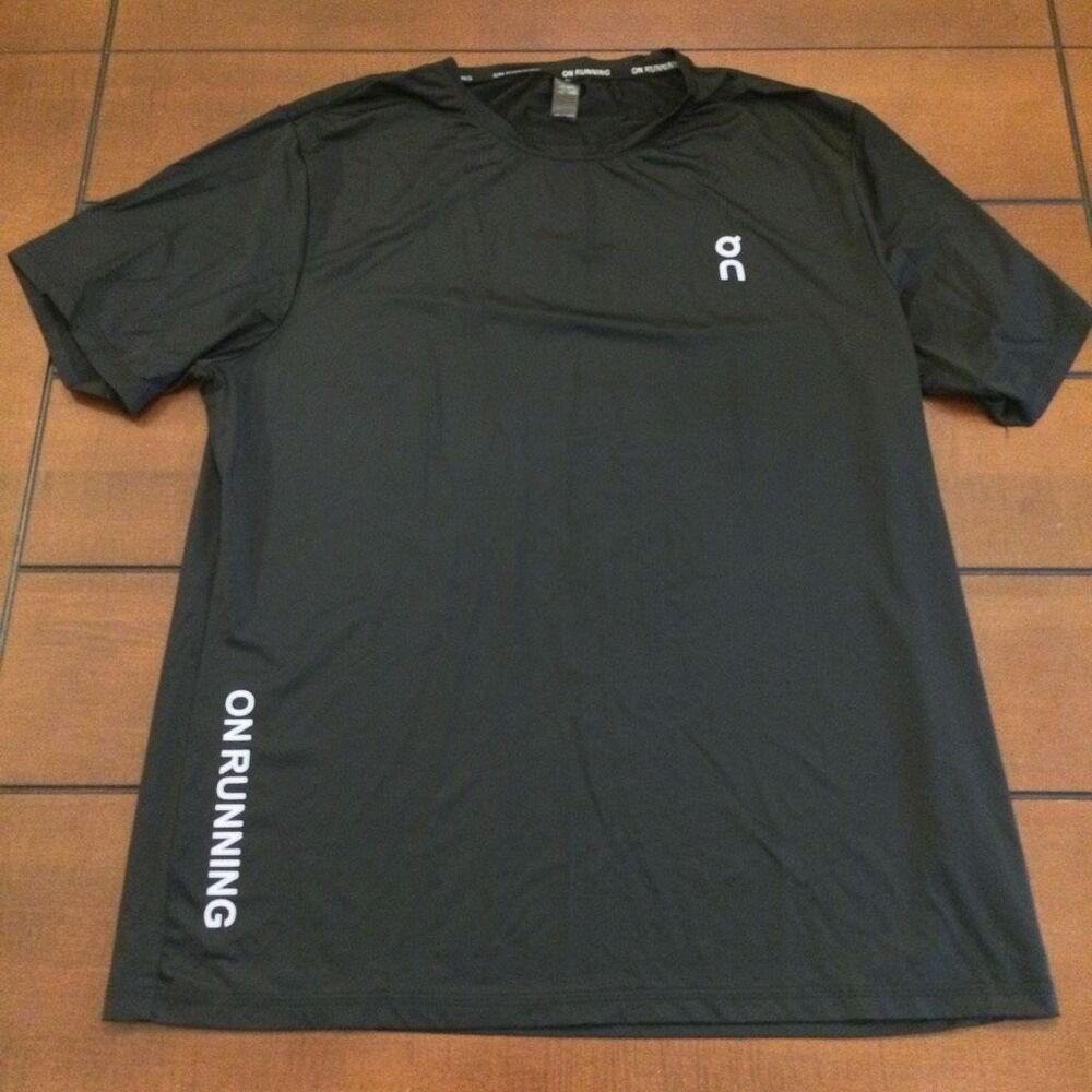On Cloud on core t running shirt black size 4xl